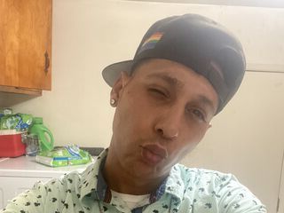 Adult Cam Model DerrickLamar wants to meet you in Live Chat!