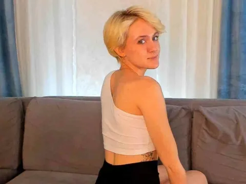 nude webcam chat model LynnaColeson